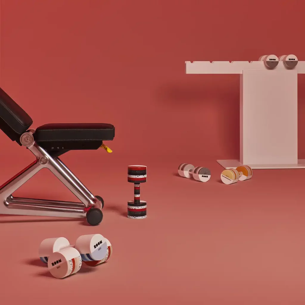 fotografía galardón de room en si primera edición en un fondo rojo y gimnasio