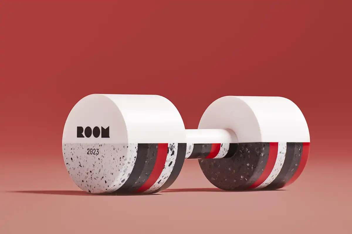 fotografía cercana del galardón de room en si primera edición en un fondo rojo