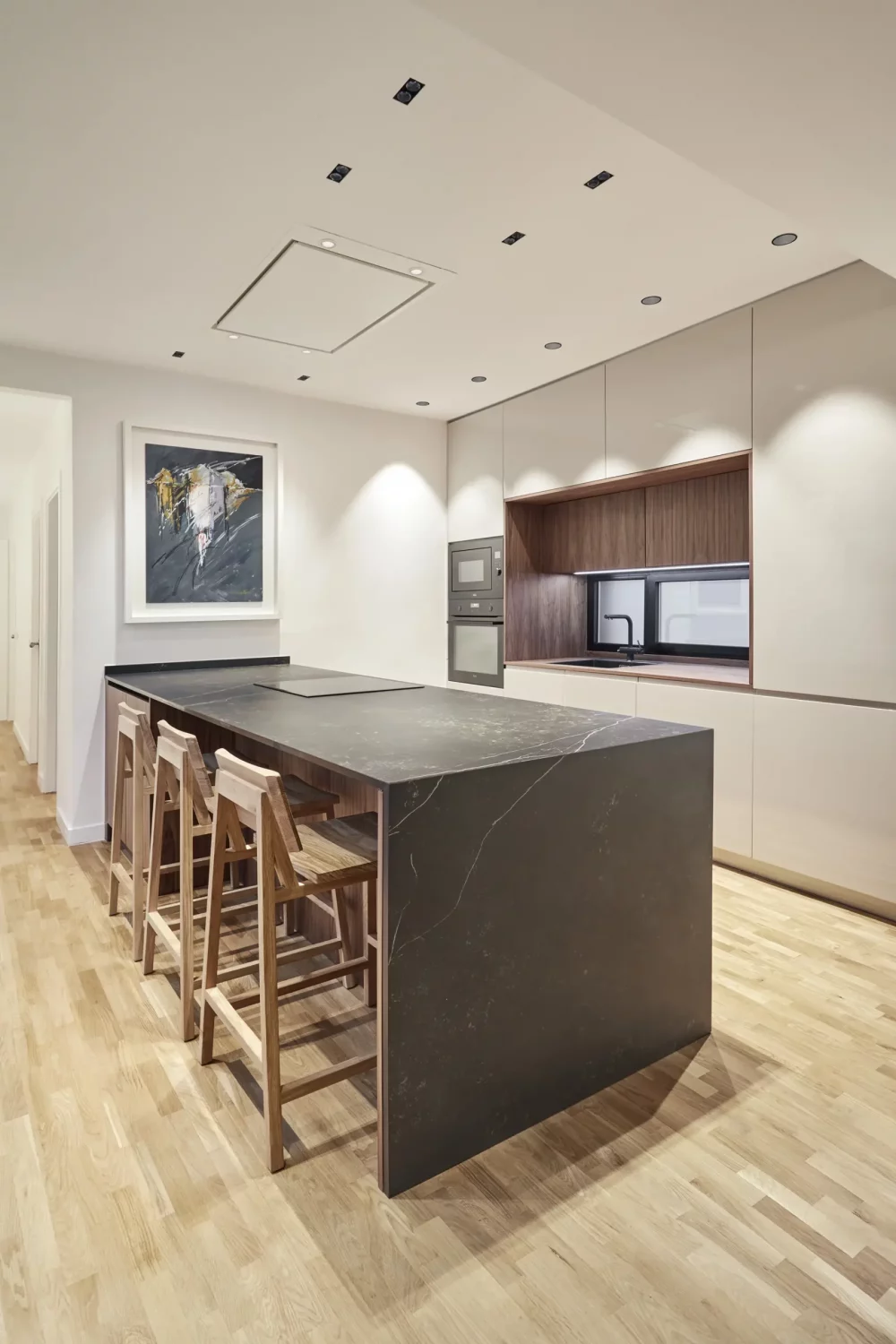 Fotografía de interiorismo mostrando la cocina y la iluminación natural con artificial
