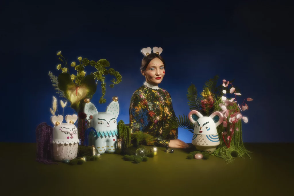 diseñadora de los productos que aparecen con ella, figuras de ceramica de lujo en ambiente onírico