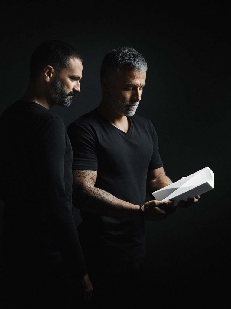 Los diseñadores de Summumstudio sostienen el galardón TIMELESS de los Premios ROOM 2026