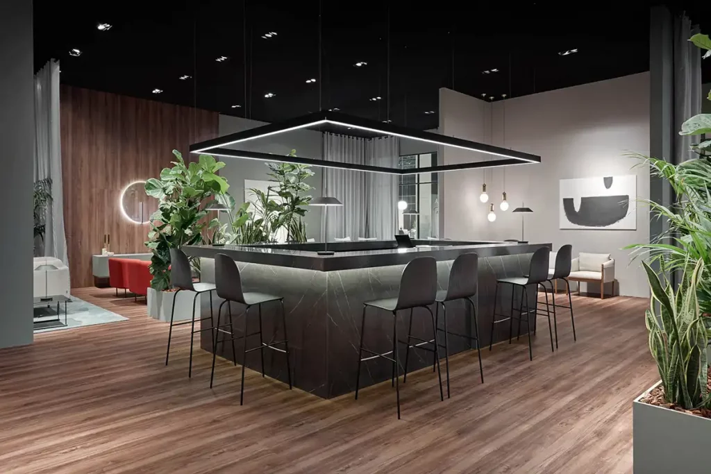 06_Carmenes_Cualiti Photo Studio_Lamamba Studio_Habitat Valencia 2018_05 Barra de cocina con iluminación de diseño de Lamamba Studio en stand de Feria Hábitat Valencia