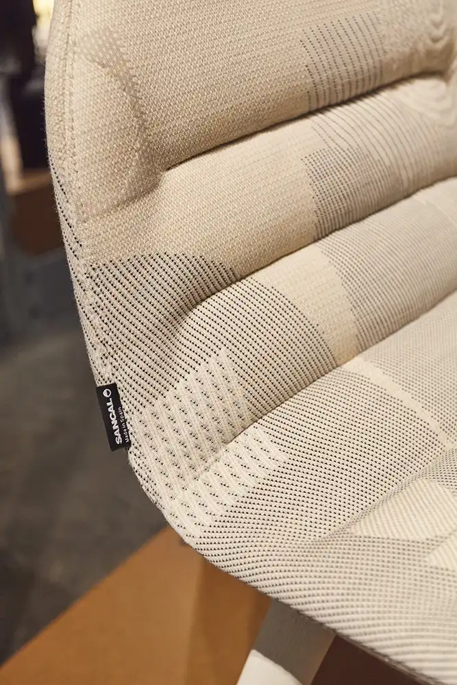 Detalle de mobiliario e interiorismo expuesto en Feria Valencia sancal Primer plano de mobiliario de diseño de alta gama en Feria Valencia, capturando texturas y acabados profesionalmente para catálogo.