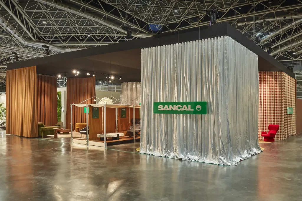 Fotografía panorámica capturando la estructura, el mobiliario y el ambiente del stand de Sancal durante su exposición en Feria Valencia