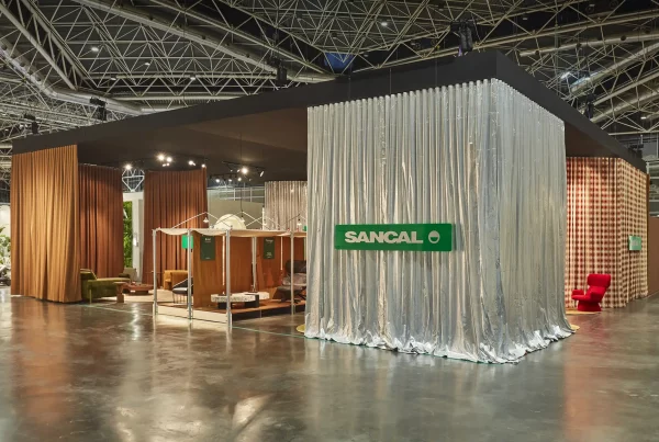 Fotografía panorámica capturando la estructura, el mobiliario y el ambiente del stand de Sancal durante su exposición en Feria Valencia