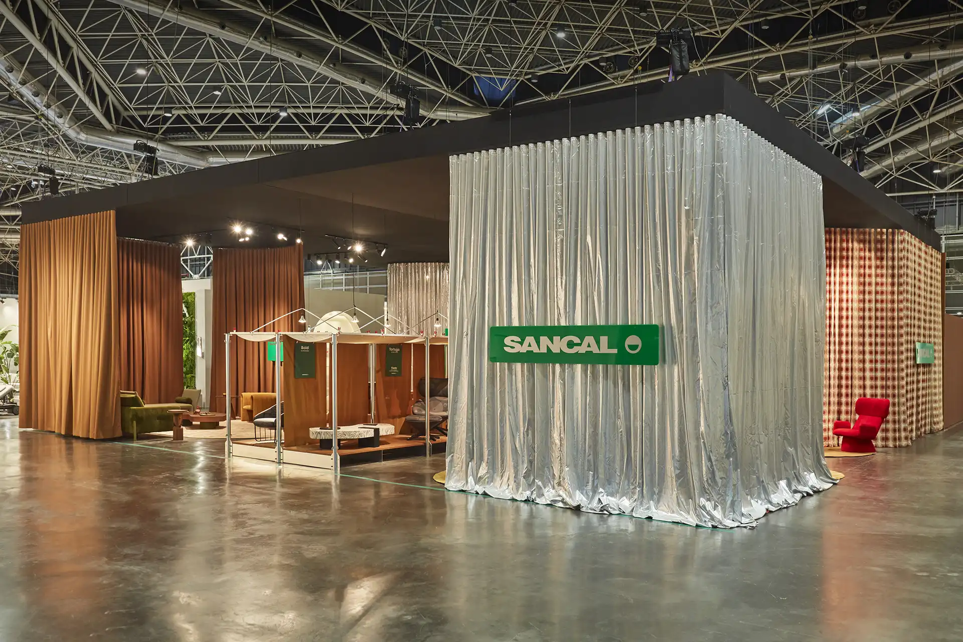 Fotografía panorámica capturando la estructura, el mobiliario y el ambiente del stand de Sancal durante su exposición en Feria Valencia