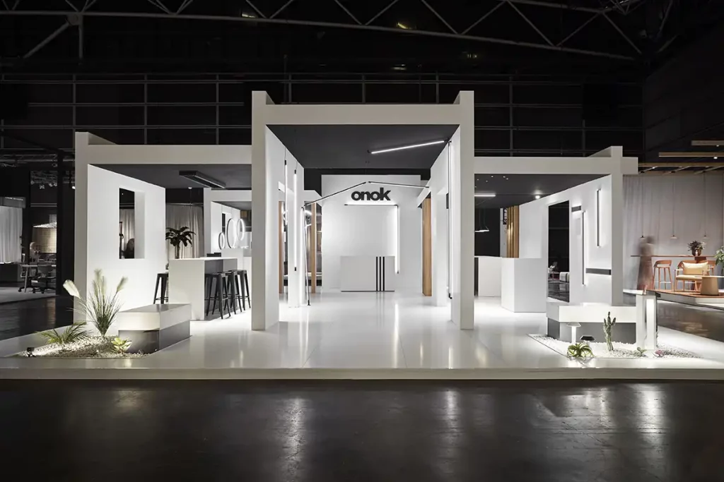 fotografia-stands-feria-valencia-onok Stand blanco de Onok con estructuras arquitectónicas en Feria Hábitat Valencia, foto Cualiti