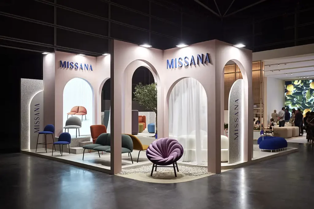 fotografo-feria-valencia-stand-missana Stand de Missana en Feria Hábitat Valencia con sillas y sillón de diseño en arcos escenográficos